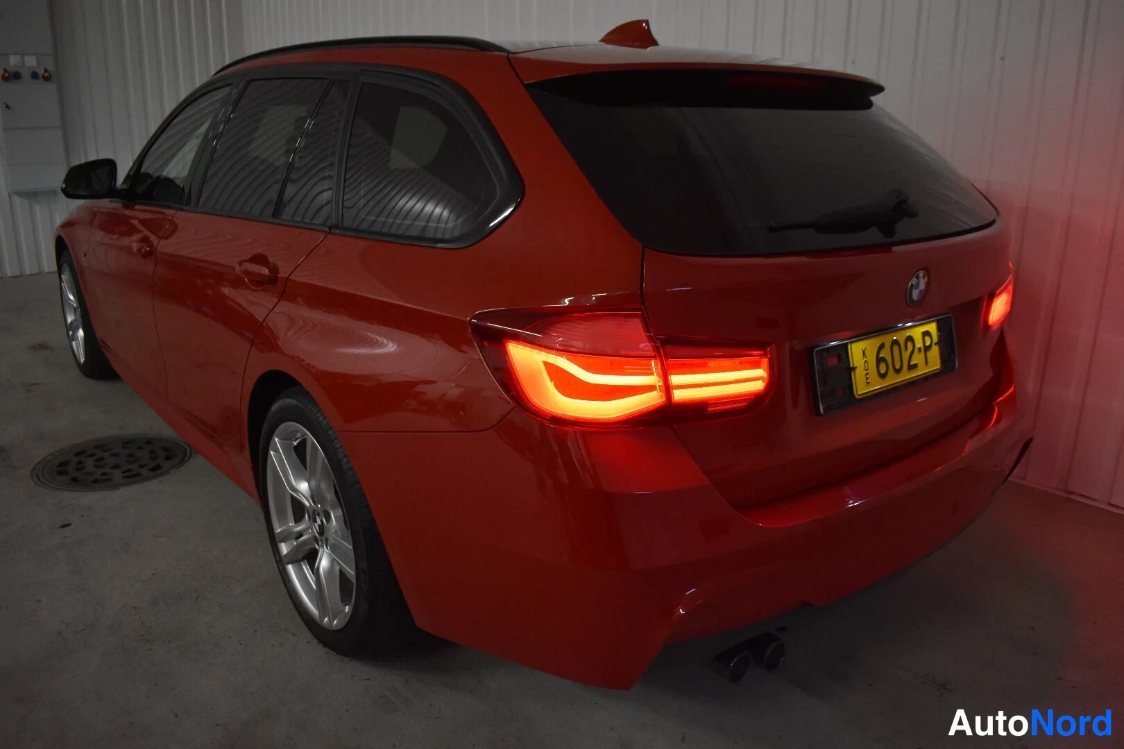 Punainen BMW 335d xDrive 2019, takaviisto, kuva 11