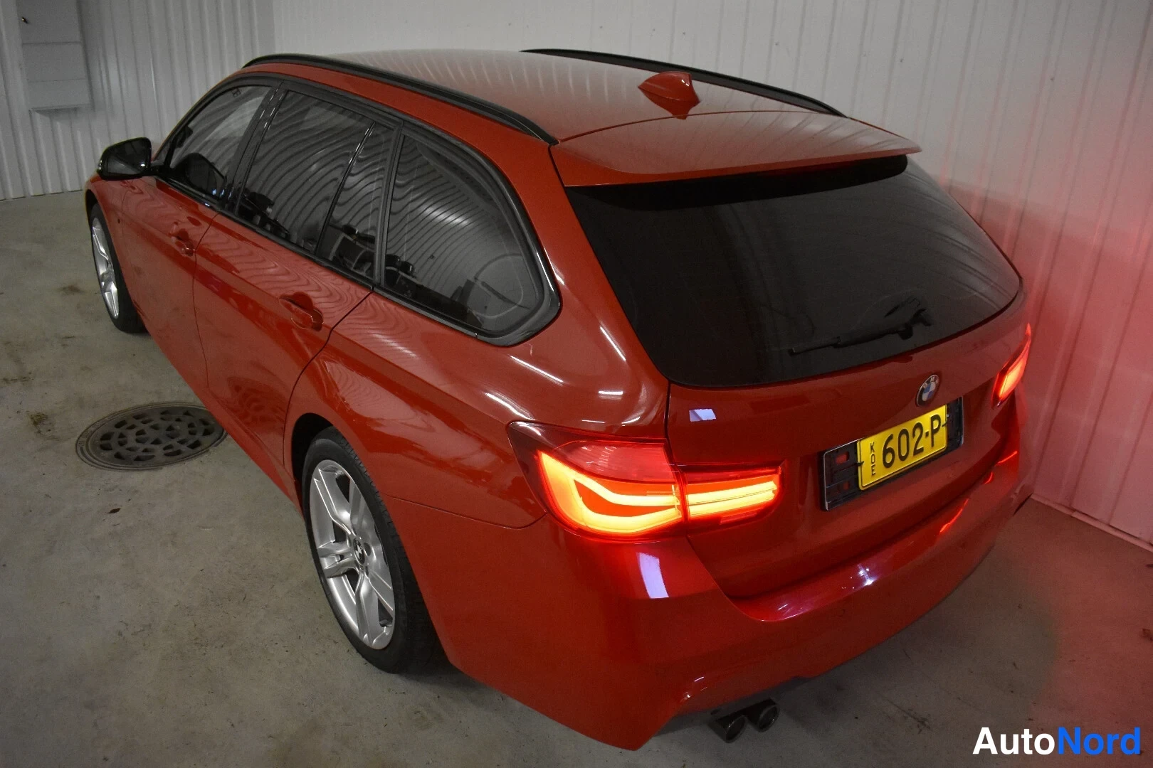 Punainen BMW 335d xDrive 2019, takaviisto, kuva 12