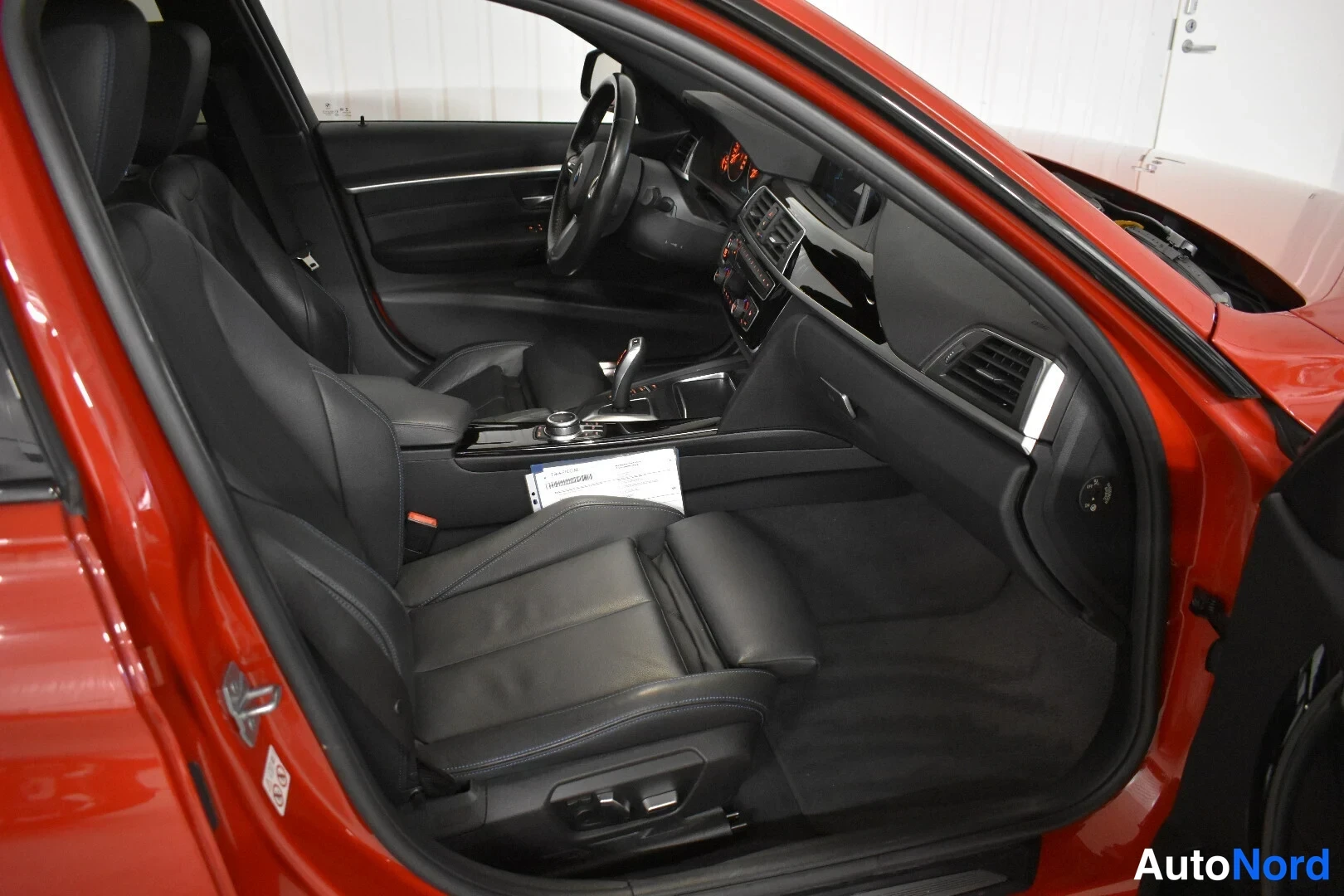 Punainen BMW 335d xDrive 2019, ohjaamo, kuva 16