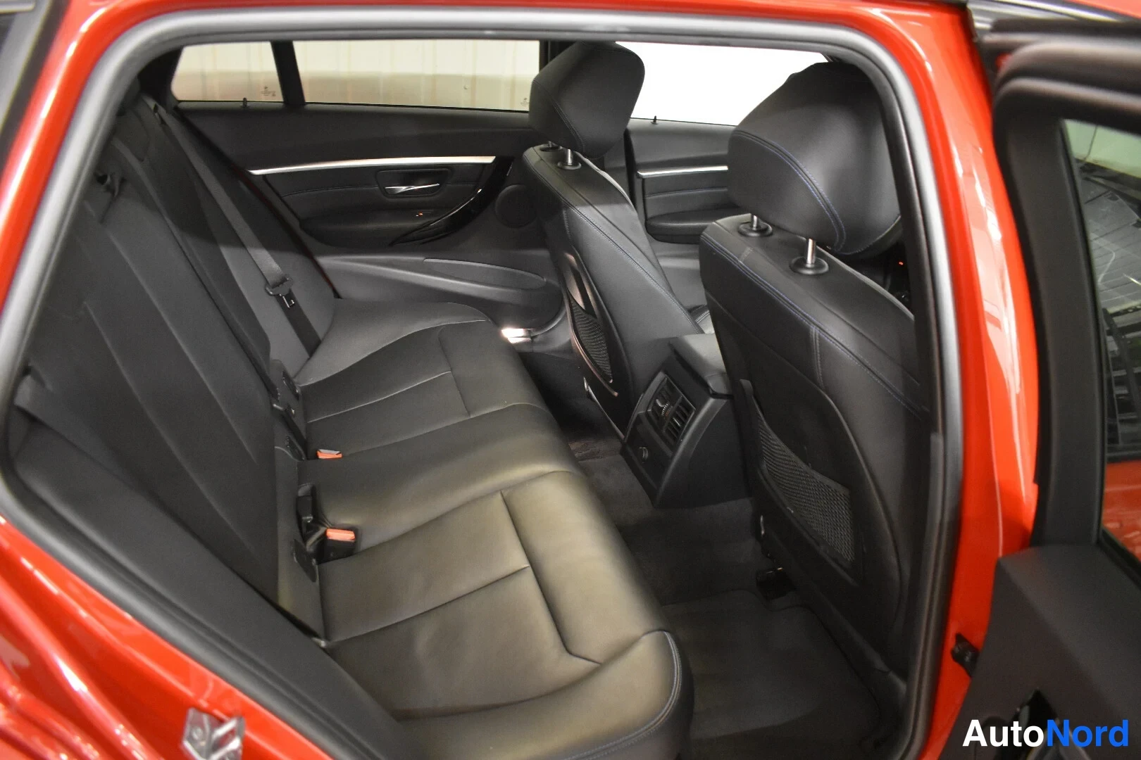 Punainen BMW 335d xDrive 2019, takaistuimet, kuva 25