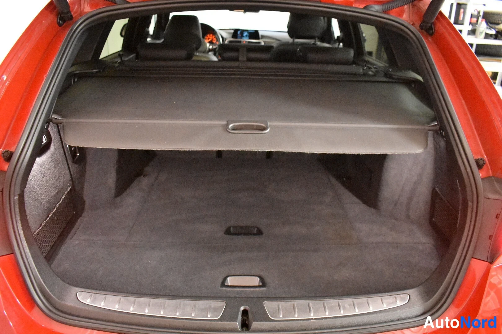 Punainen BMW 335d xDrive 2019, tavaratila, kuva 28