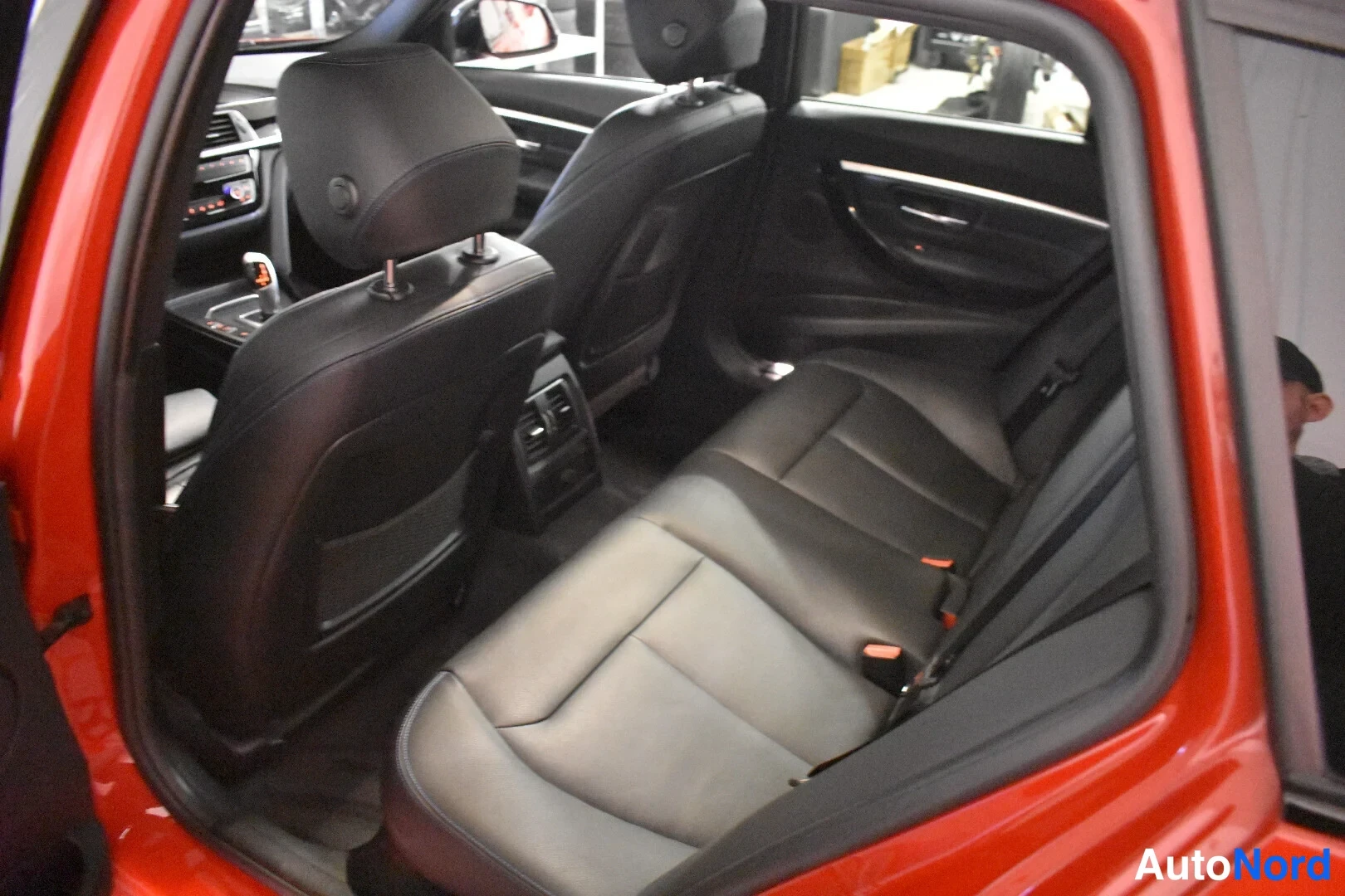 Punainen BMW 335d xDrive 2019, takaistuimet, kuva 27