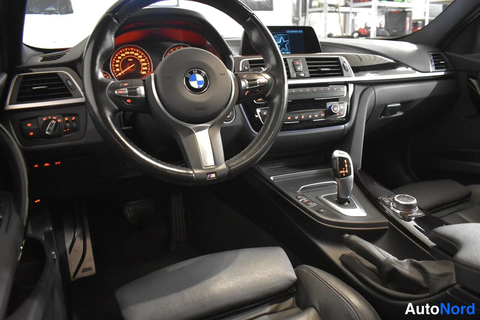 Punainen BMW 335d xDrive 2019, ohjaamo, kuva 18