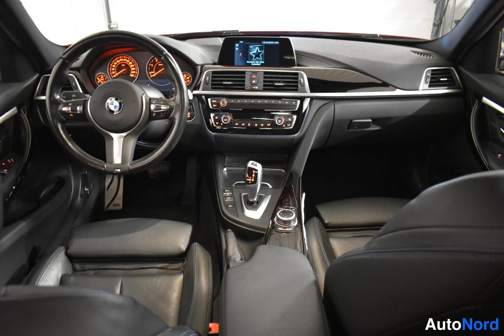 Punainen BMW 335d xDrive 2019, ohjaamo, kuva 19