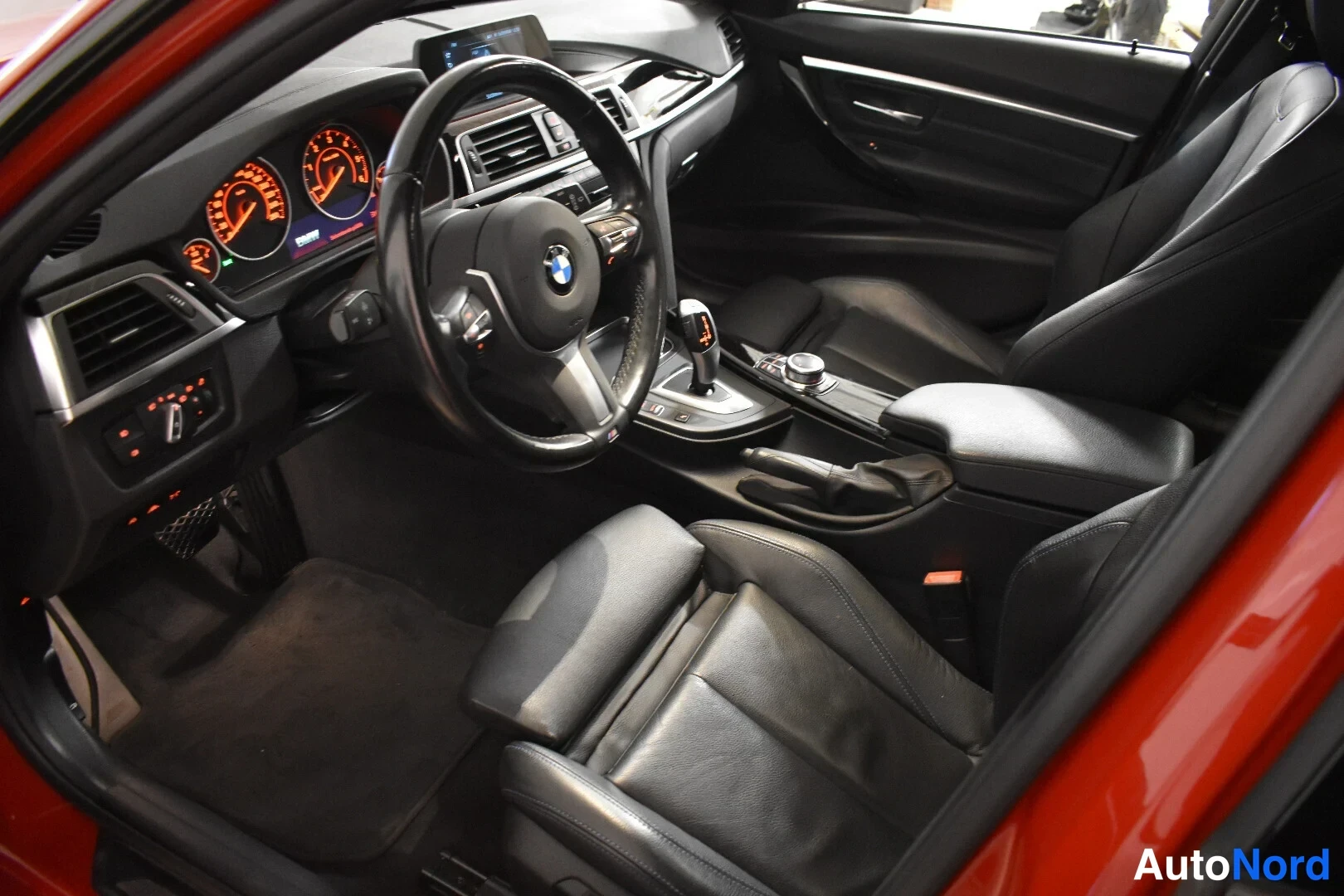 Punainen BMW 335d xDrive 2019, ohjaamo, kuva 20