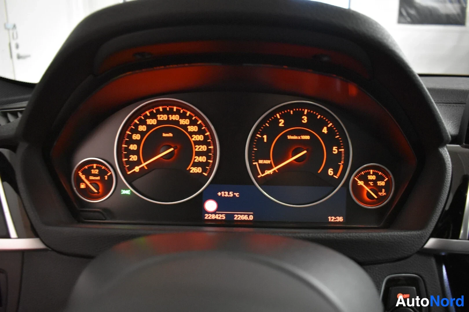 Punainen BMW 335d xDrive 2019, yksityiskohta, kuva 34