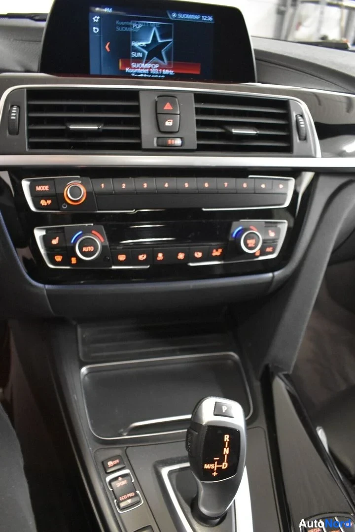 Punainen BMW 335d xDrive 2019, ohjaamo, kuva 21