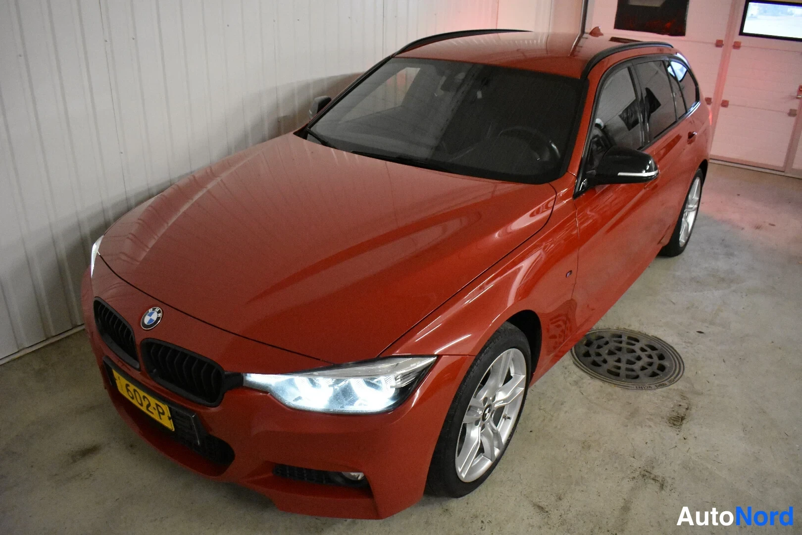 Punainen BMW 335d xDrive 2019, etuviisto, keula vasemmalle, kuva 3