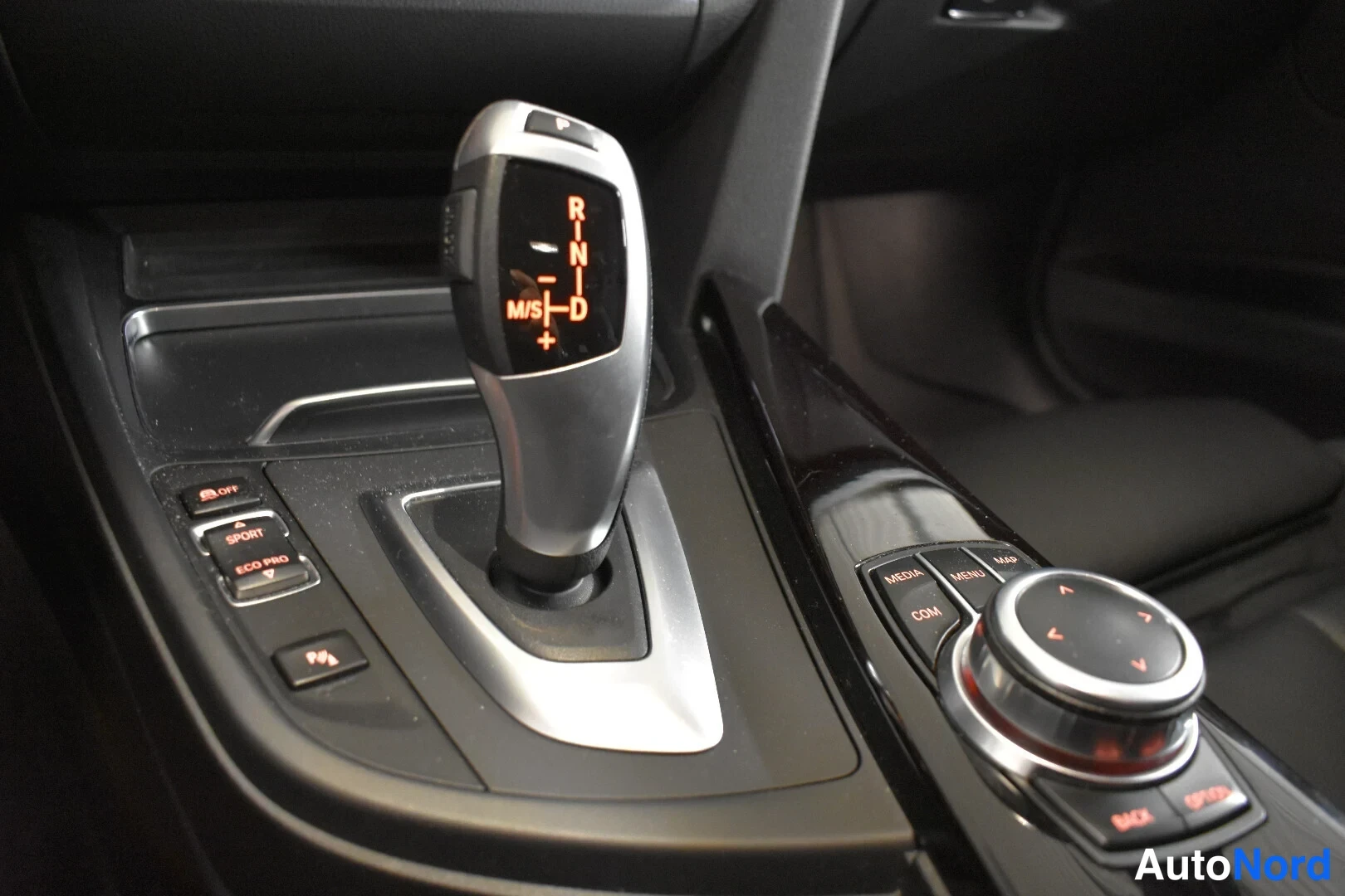 Punainen BMW 335d xDrive 2019, yksityiskohta, kuva 35