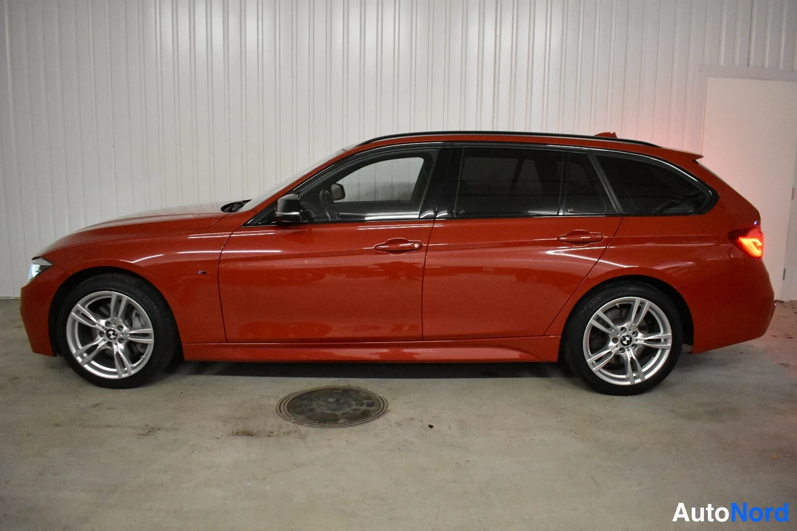 Punainen BMW 335d xDrive 2019, sivulta, kuva 6