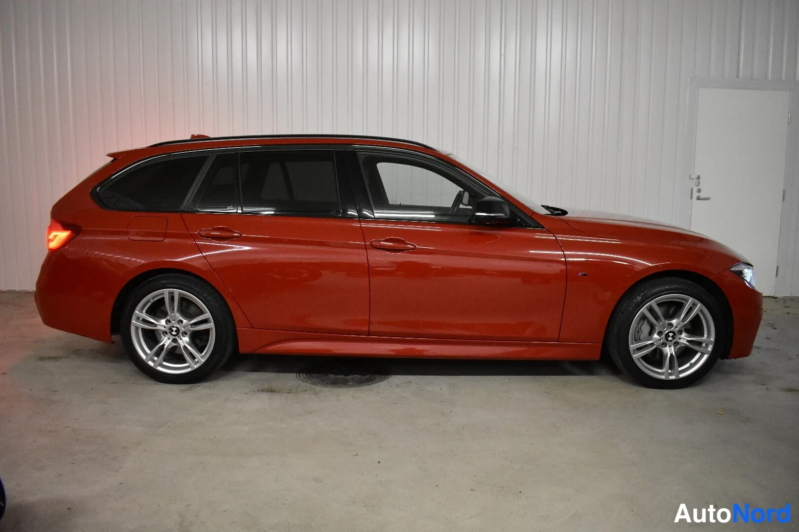 Punainen BMW 335d xDrive 2019, sivulta, kuva 7