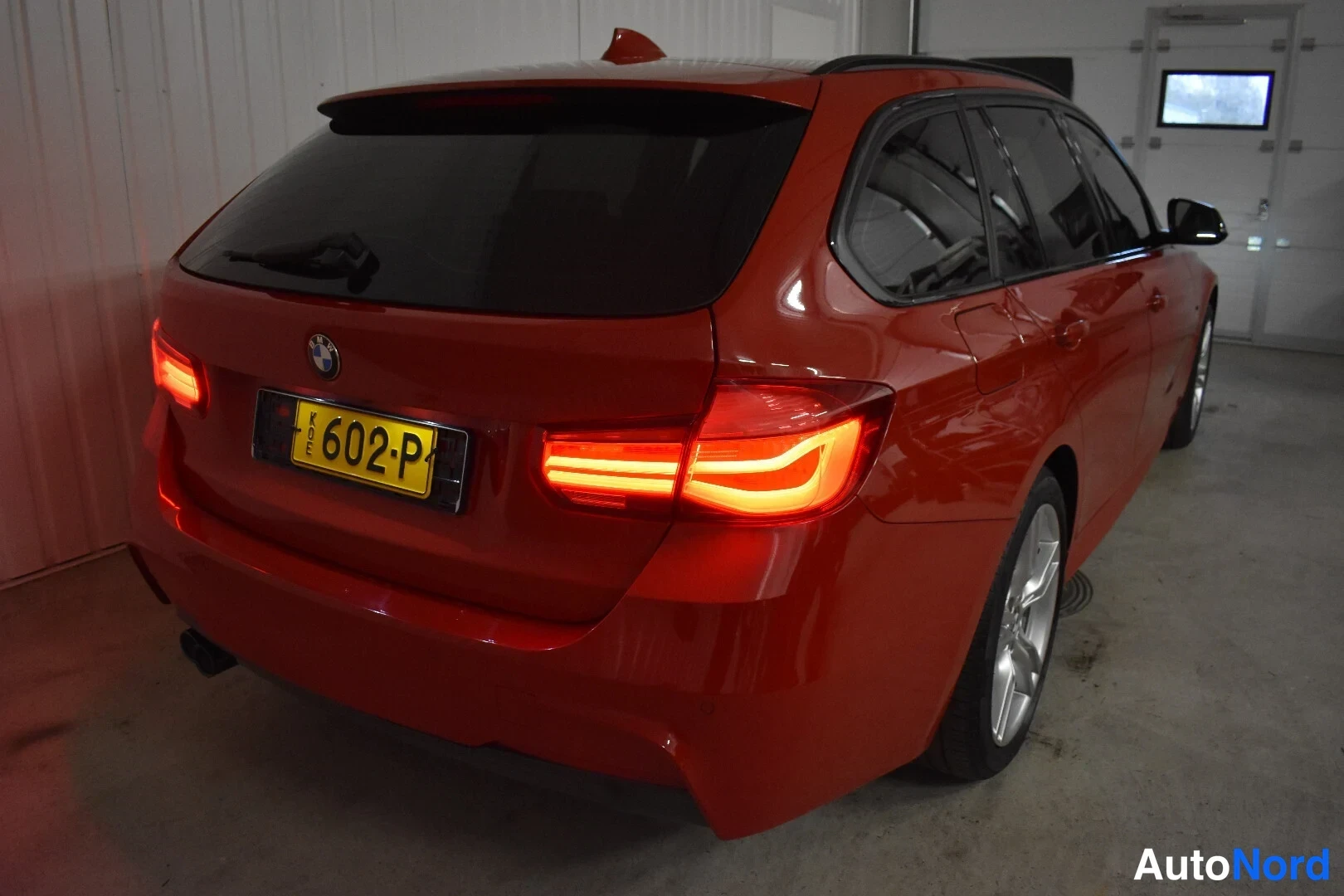 Punainen BMW 335d xDrive 2019, takaviisto, kuva 9