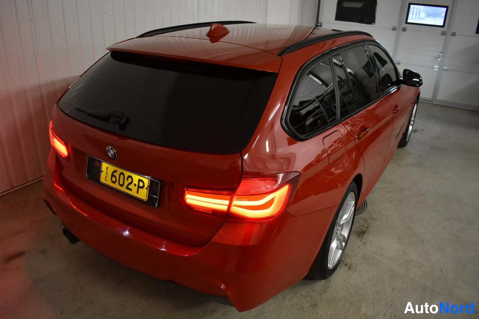 Punainen BMW 335d xDrive 2019, takaviisto, kuva 10