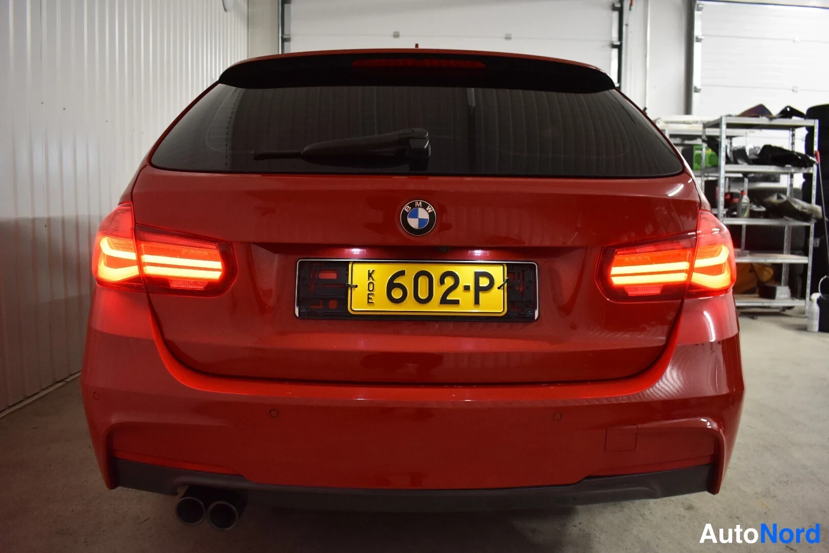 Punainen BMW 335d xDrive 2019, takaa, kuva 15
