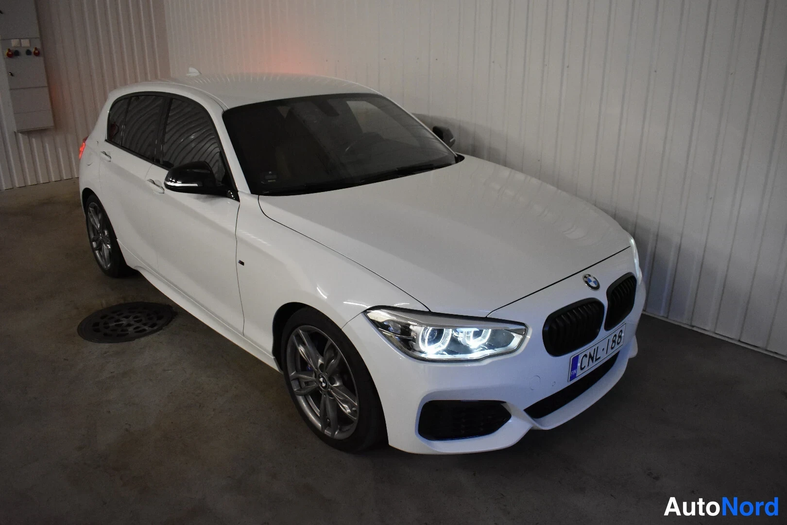 Valkoinen BMW M140i xDrive 2019, etuviisto, keula oikealle, kuva 4