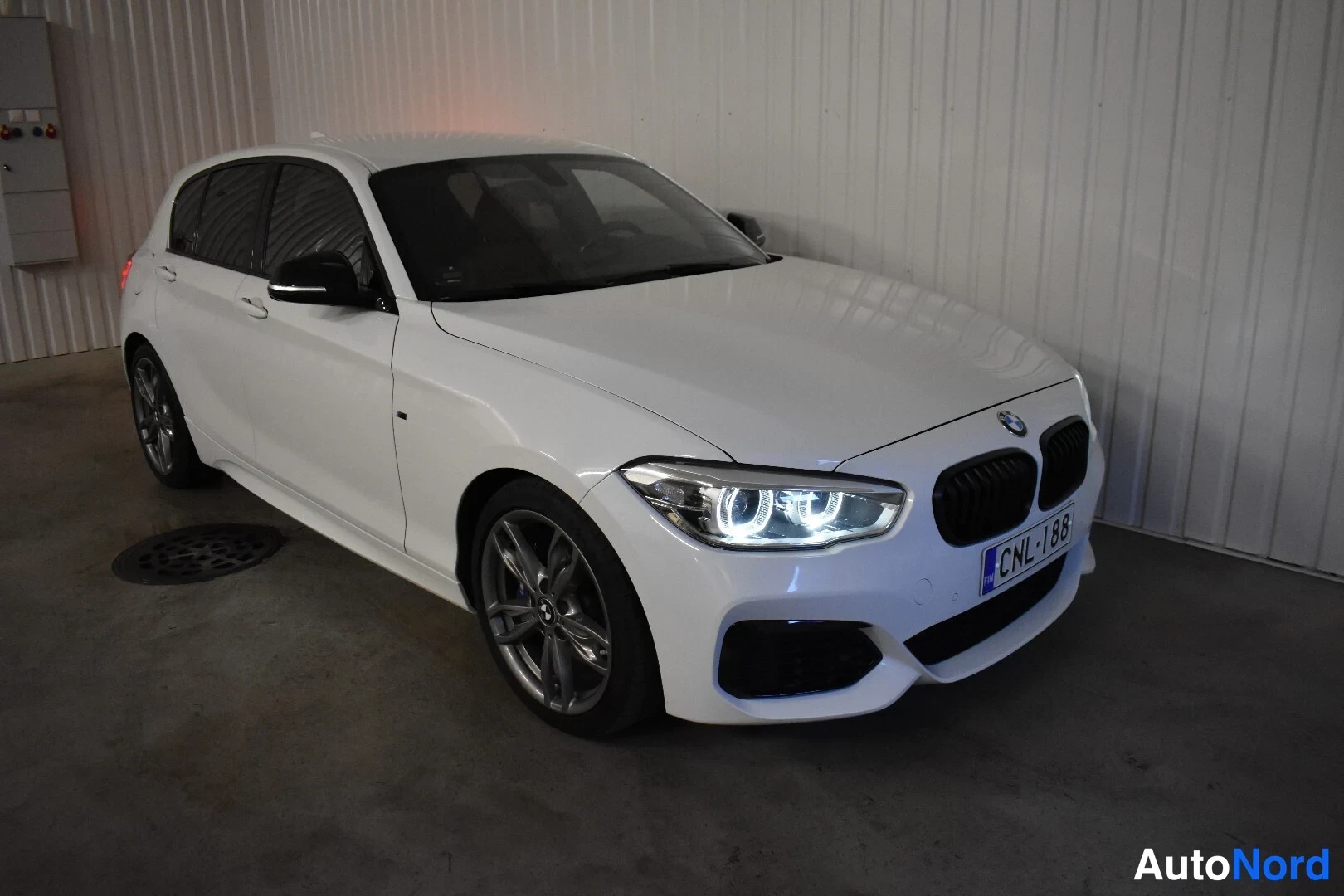Valkoinen BMW M140i xDrive 2019, etuviisto, keula oikealle, kuva 5