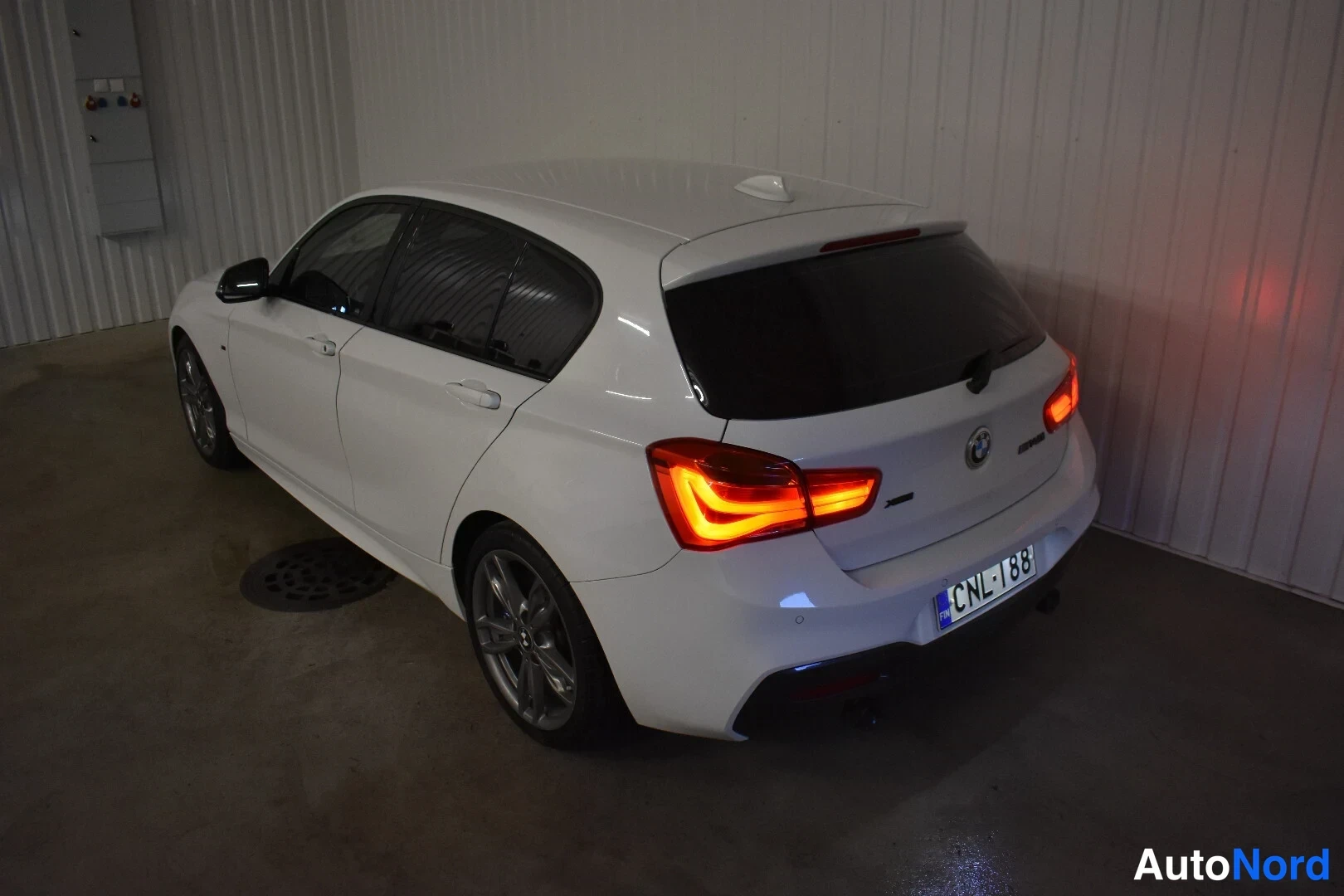 Valkoinen BMW M140i xDrive 2019, takaviisto, kuva 10