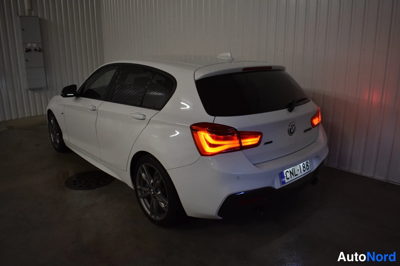 Valkoinen BMW M140i xDrive 2019, takaviisto, kuva 11