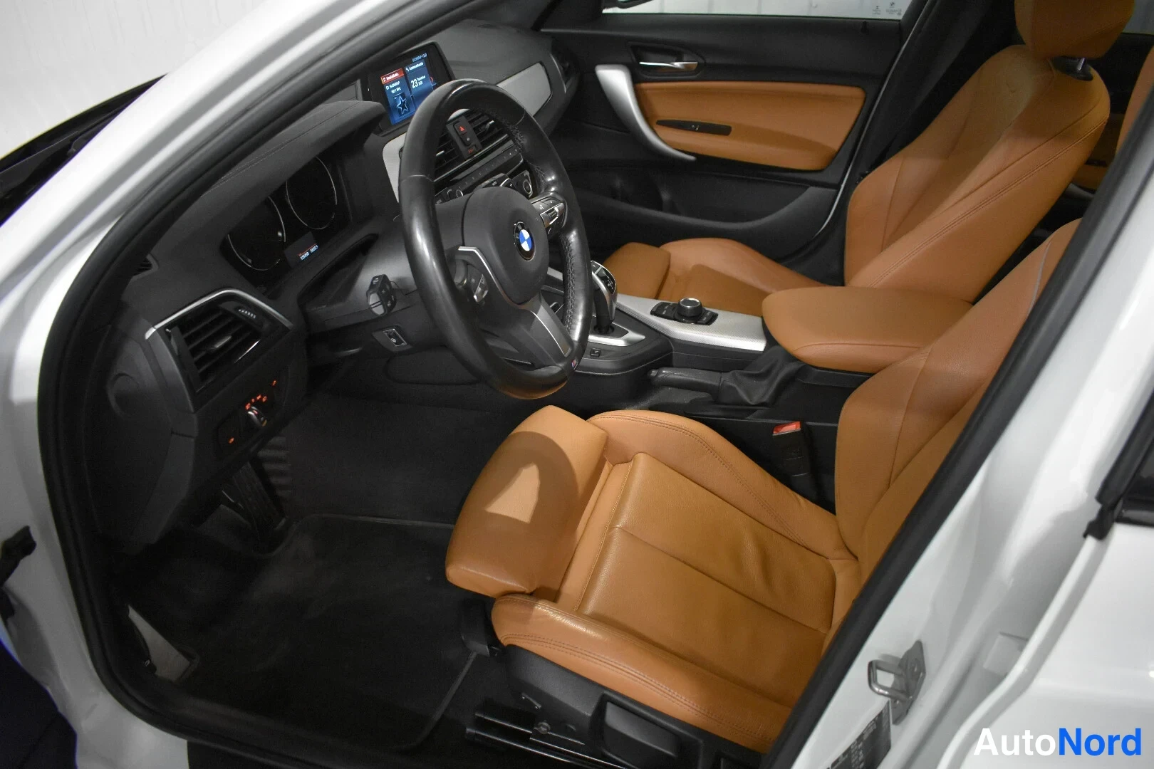 Valkoinen BMW M140i xDrive 2019, ohjaamo, kuva 15
