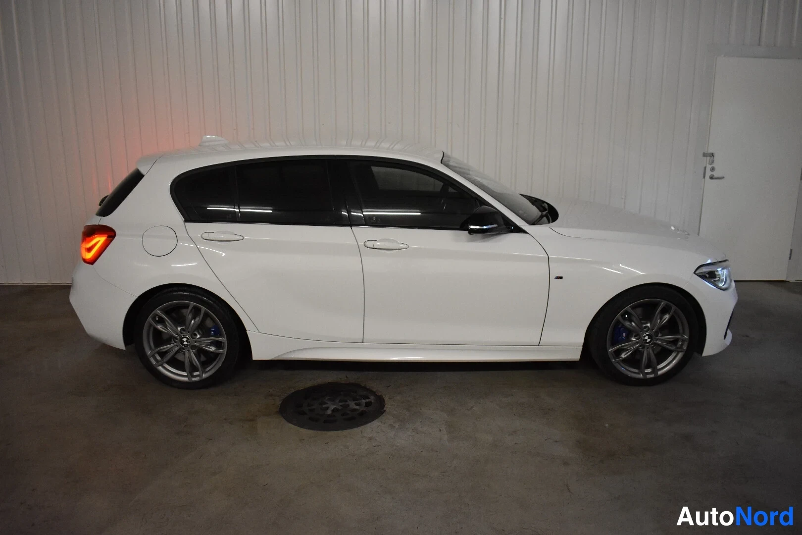 Valkoinen BMW M140i xDrive 2019, sivulta, kuva 8