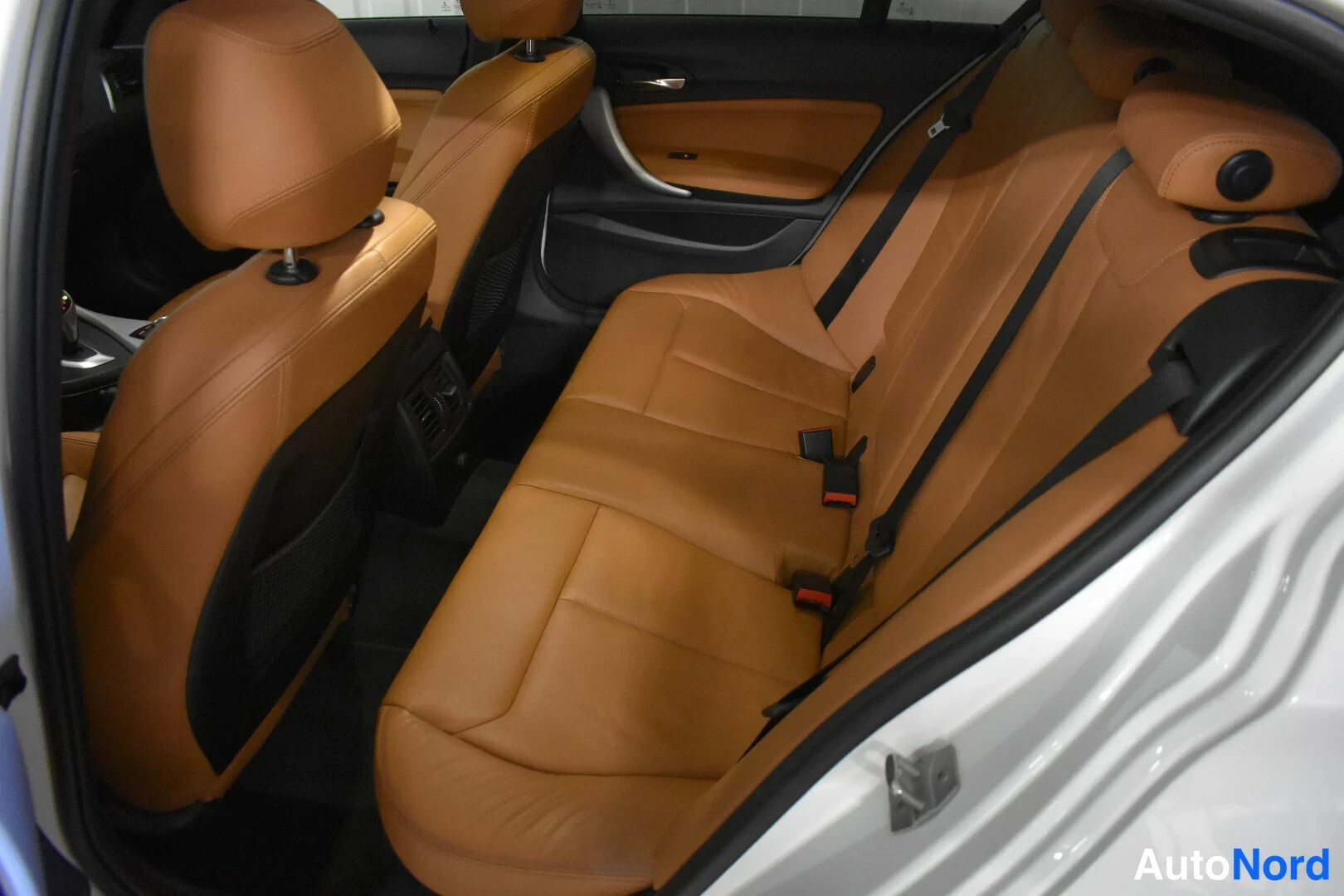 Valkoinen BMW M140i xDrive 2019, takaistuimet, kuva 22