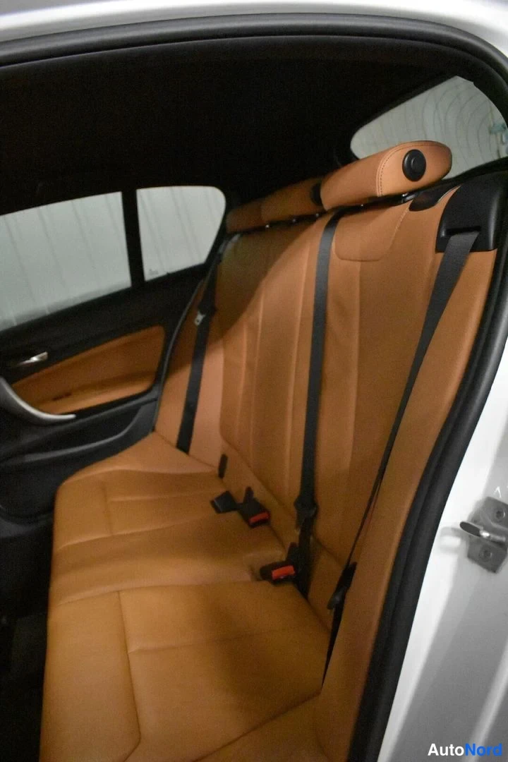 Valkoinen BMW M140i xDrive 2019, takaistuimet, kuva 23