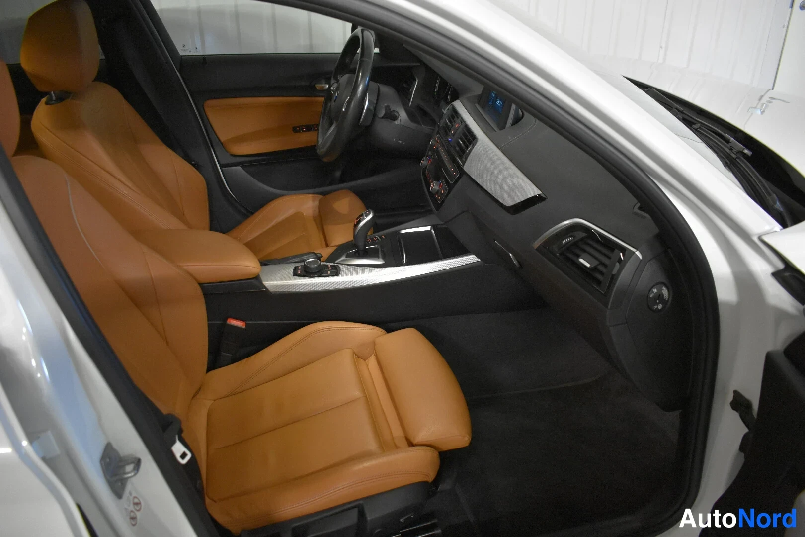 Valkoinen BMW M140i xDrive 2019, ohjaamo, kuva 19
