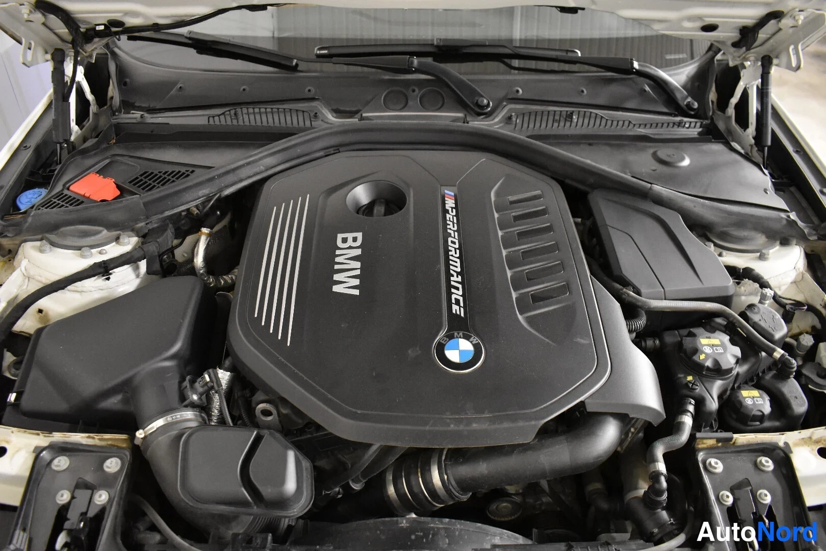Valkoinen BMW M140i xDrive 2019, moottoritila, kuva 26