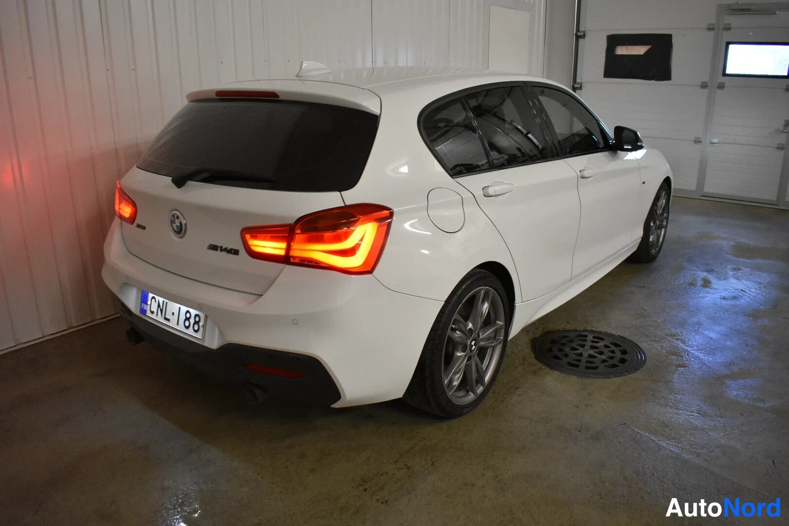 Valkoinen BMW M140i xDrive 2019, takaviisto, kuva 12