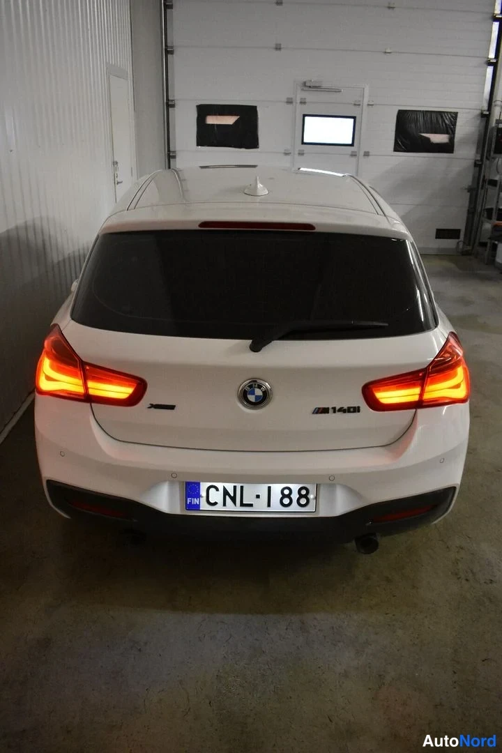 Valkoinen BMW M140i xDrive 2019, takaa, kuva 14