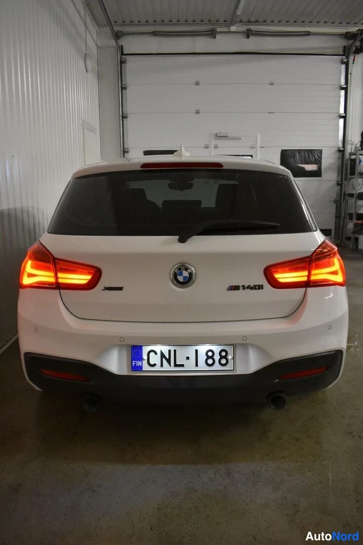 Valkoinen BMW M140i xDrive 2019, takaa, kuva 13