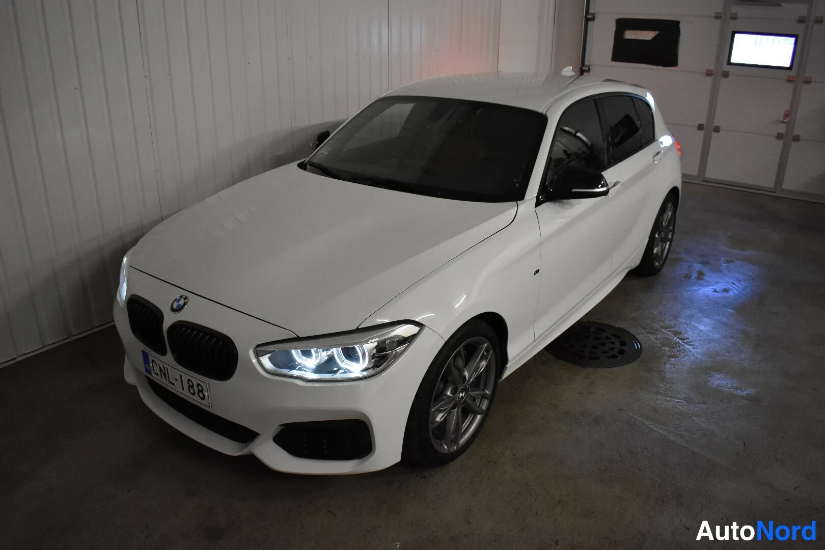 Valkoinen BMW M140i xDrive 2019, etuviisto, keula vasemmalle, kuva 3