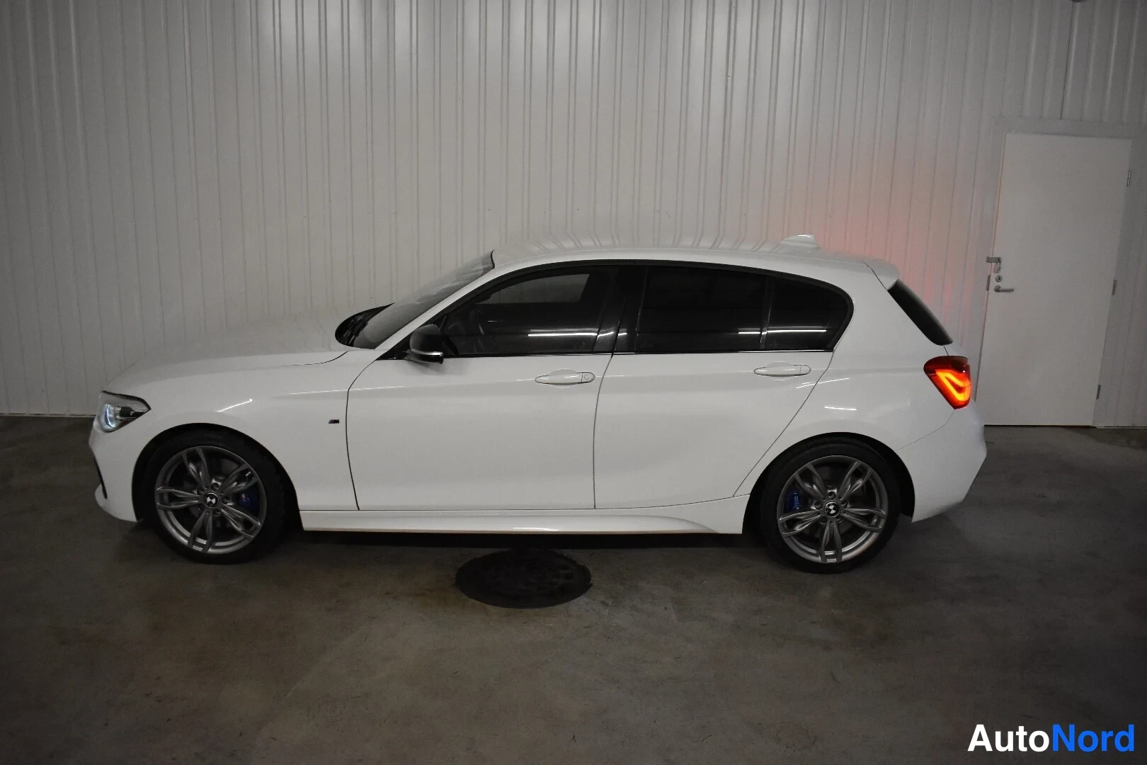 Valkoinen BMW M140i xDrive 2019, etuviisto, keula vasemmalle, kuva 2