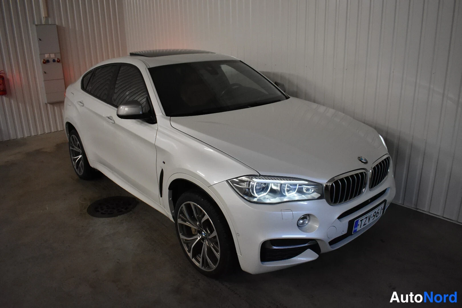 Valkoinen BMW X6 2016, etuviisto, keula oikealle, kuva 3