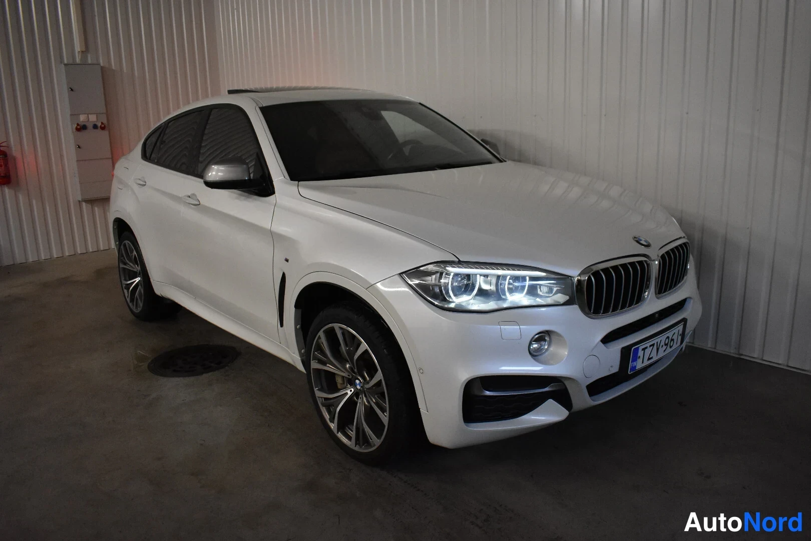 Valkoinen BMW X6 2016, etuviisto, keula oikealle, kuva 4
