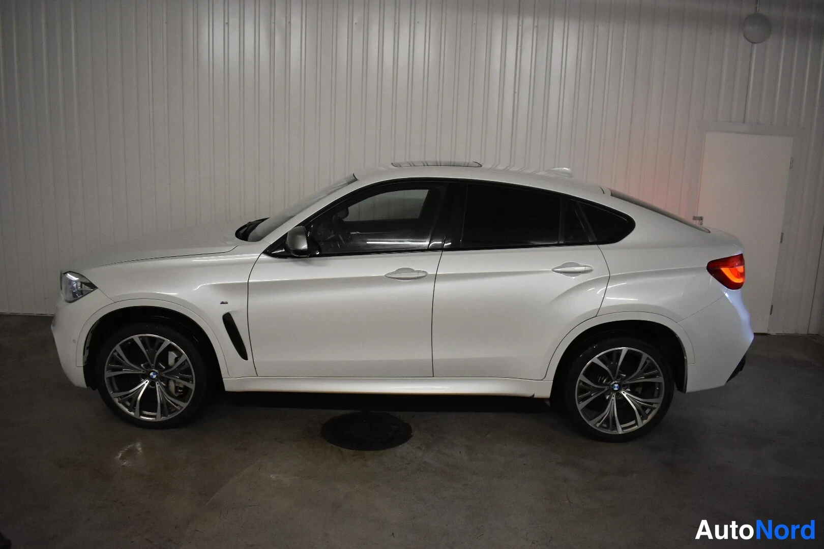 Valkoinen BMW X6 2016, sivulta, kuva 8