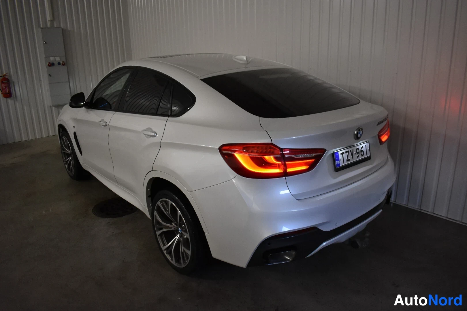 Valkoinen BMW X6 2016, takaviisto, kuva 10