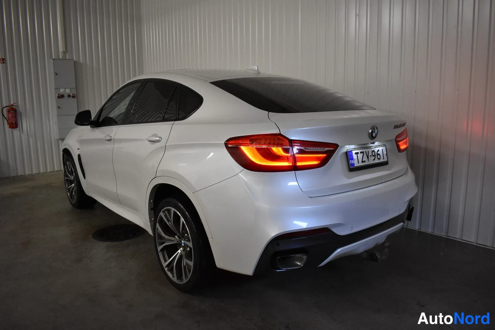Valkoinen BMW X6 2016, takaviisto, kuva 11