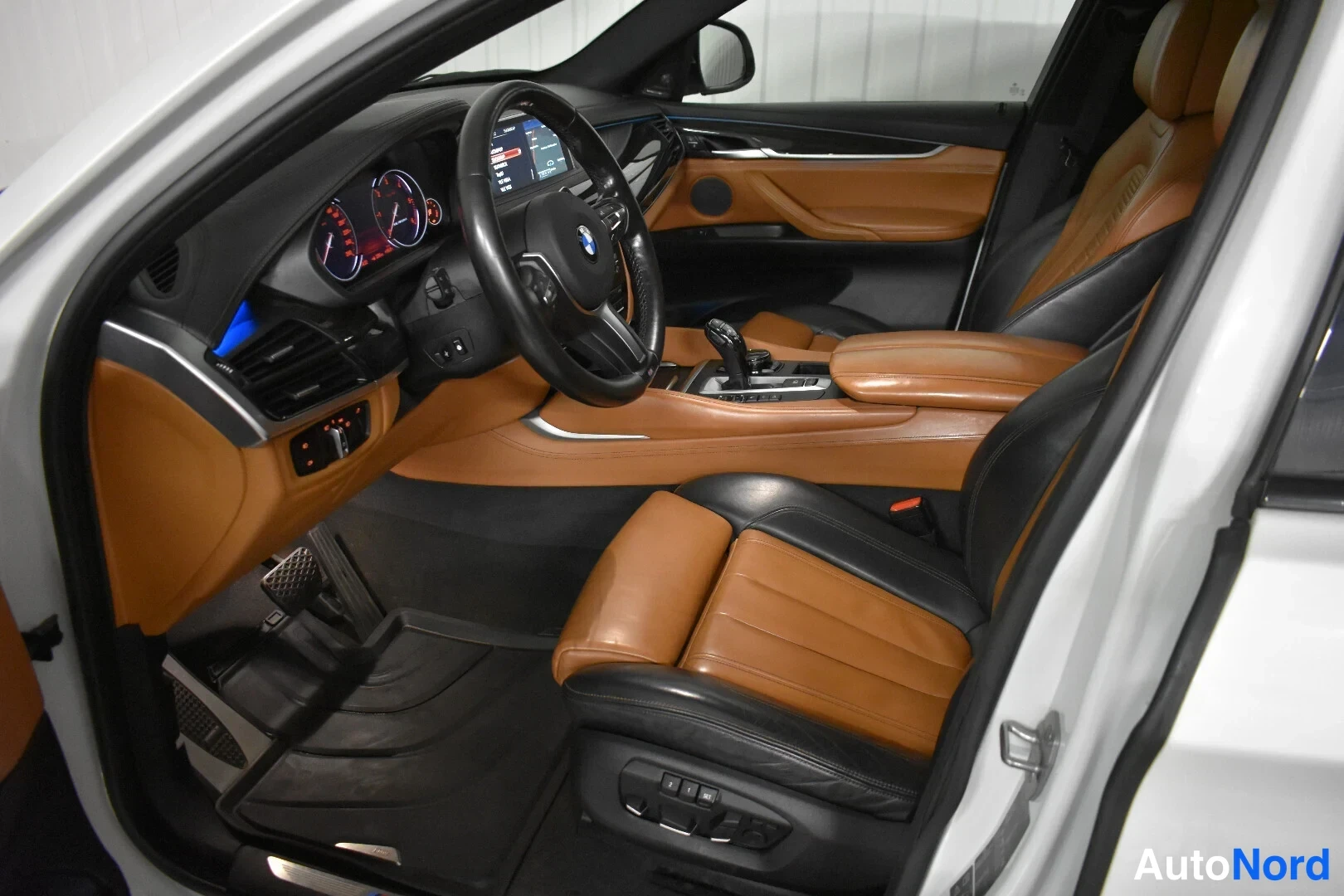 Valkoinen BMW X6 2016, ohjaamo, kuva 15