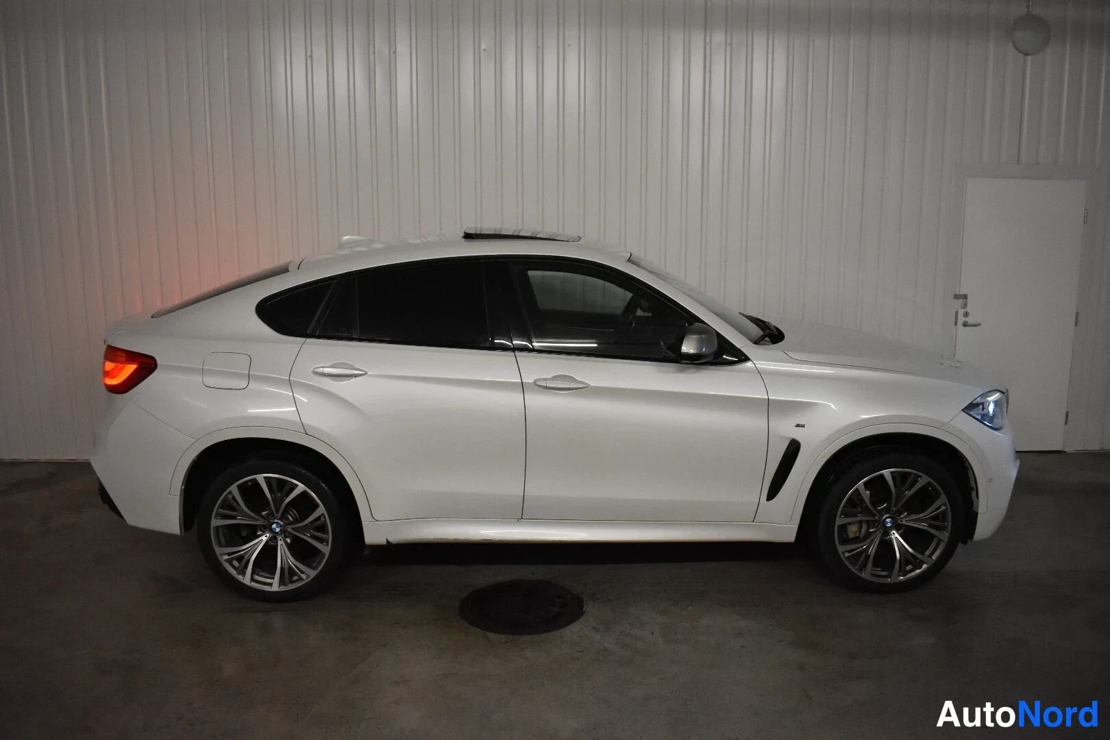 Valkoinen BMW X6 2016, etuviisto, keula oikealle, kuva 5