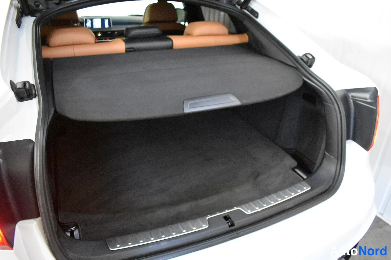 Valkoinen BMW X6 2016, tavaratila, kuva 27