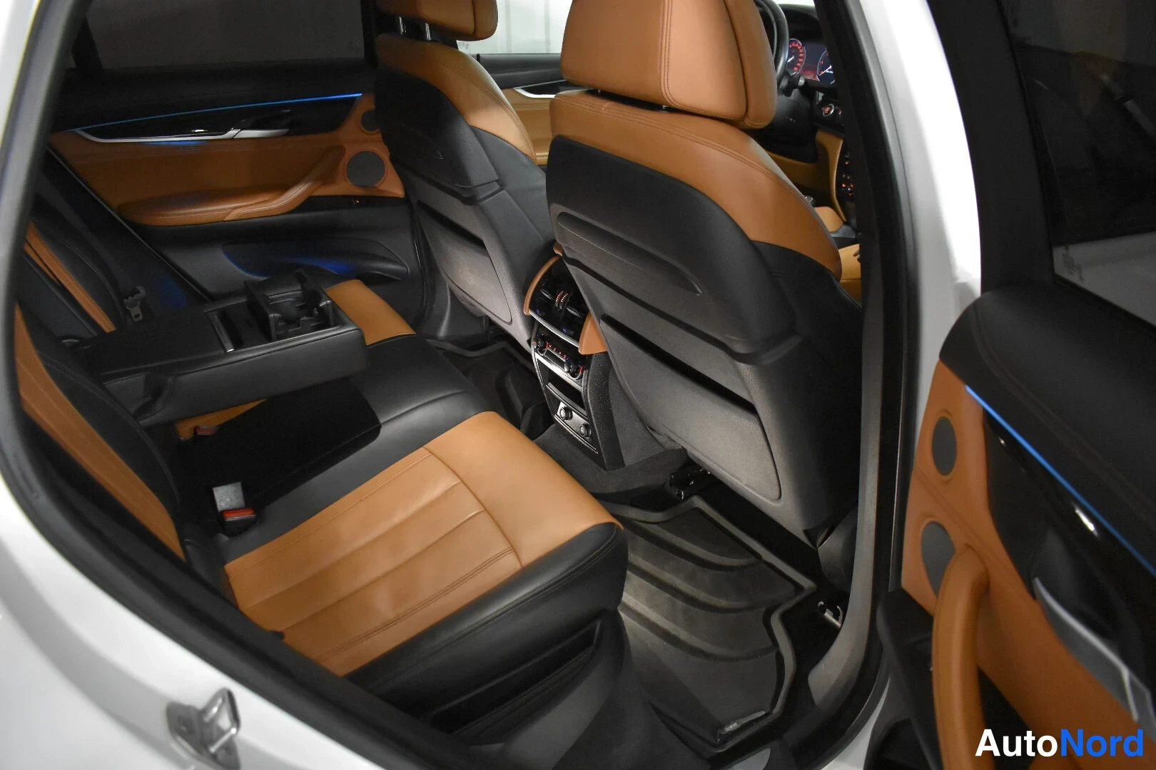 Valkoinen BMW X6 2016, takaistuimet, kuva 25