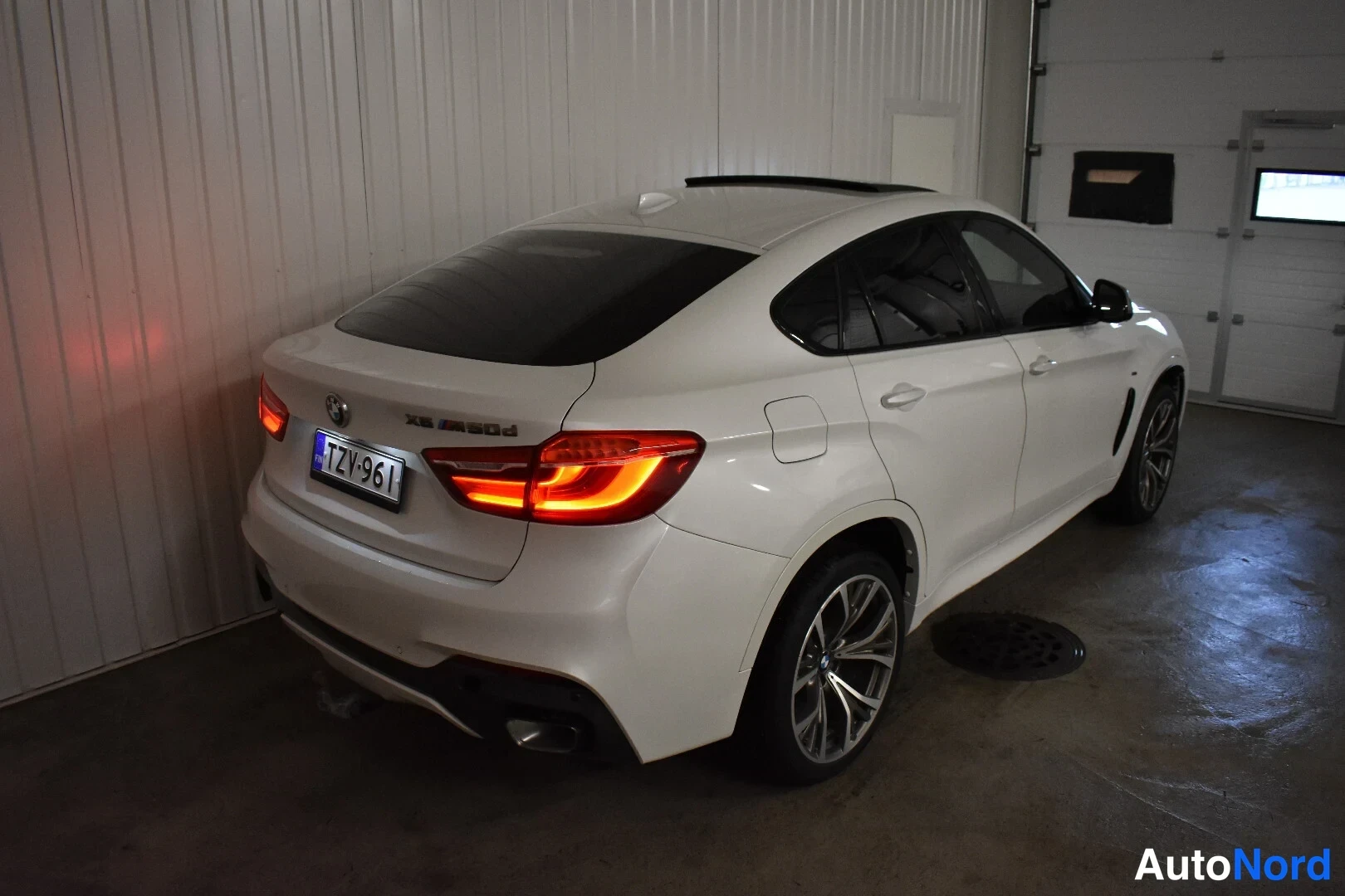 Valkoinen BMW X6 2016, takaviisto, kuva 12