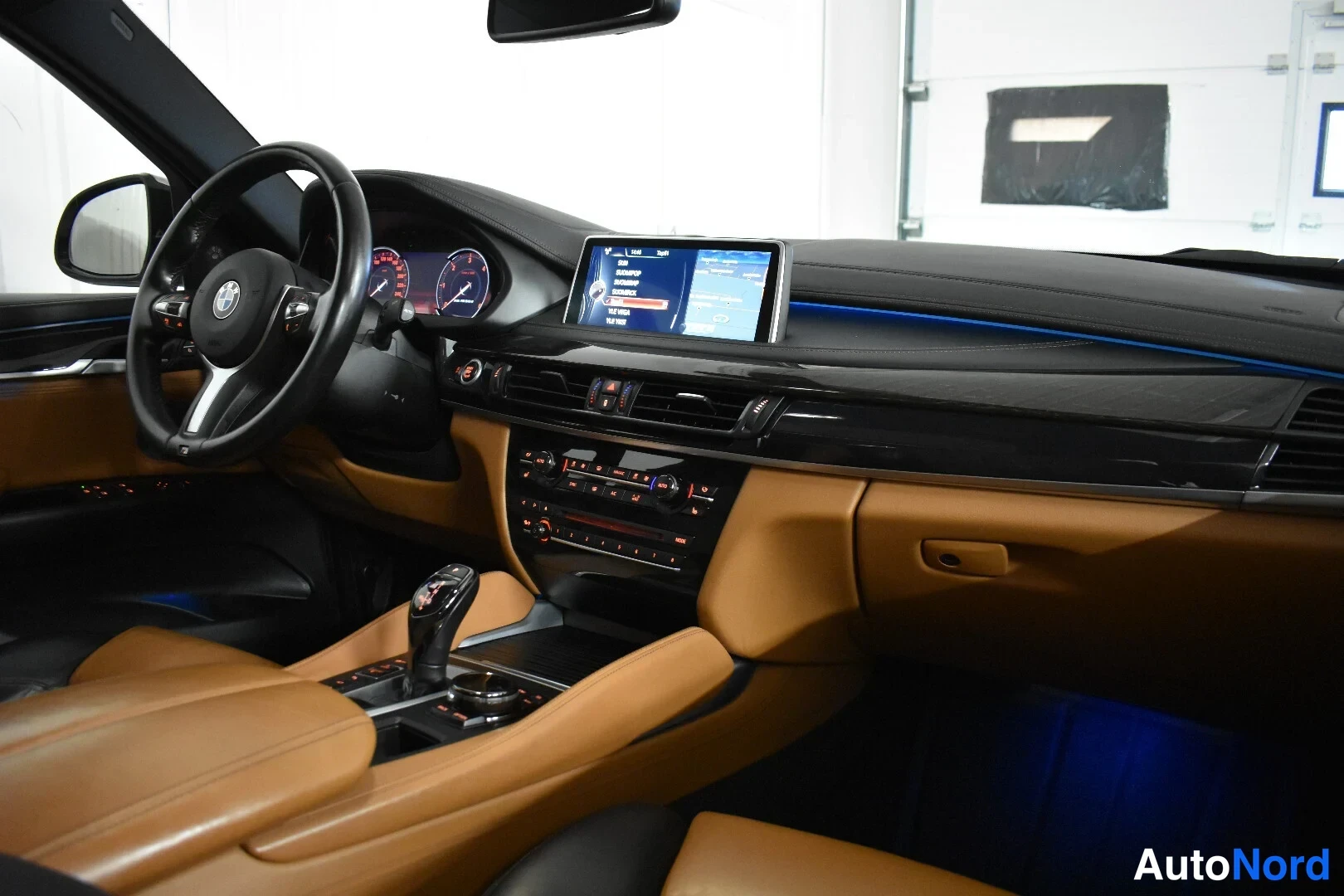 Valkoinen BMW X6 2016, ohjaamo, kuva 20