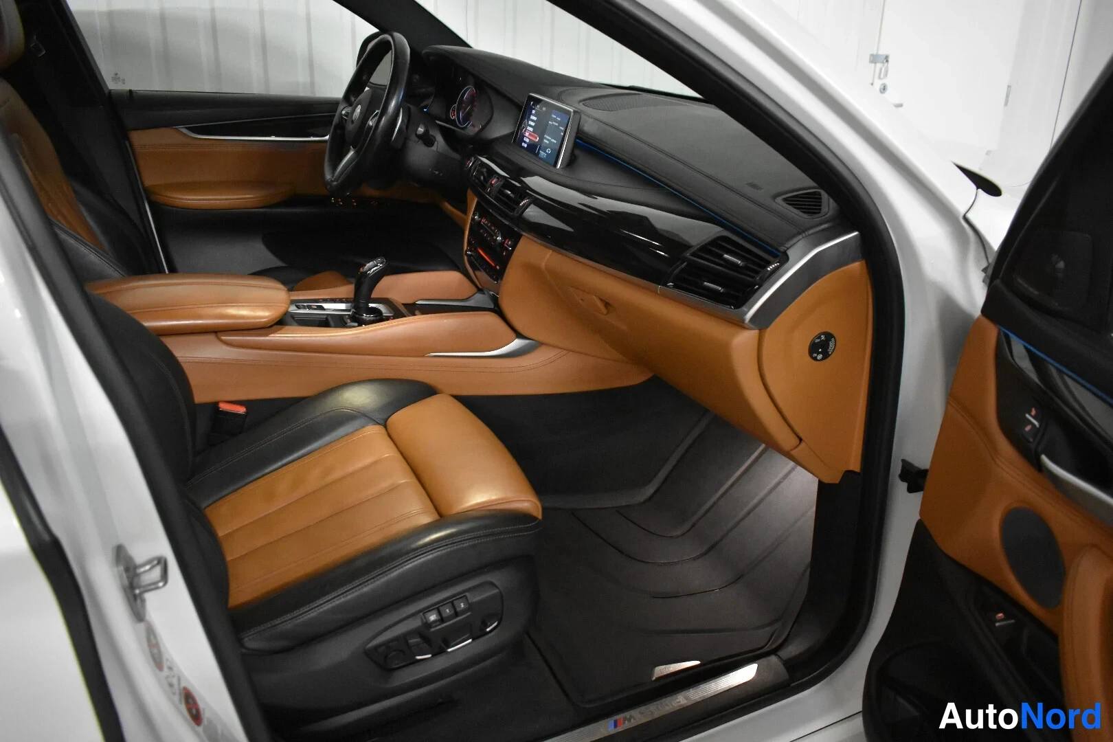 Valkoinen BMW X6 2016, ohjaamo, kuva 21