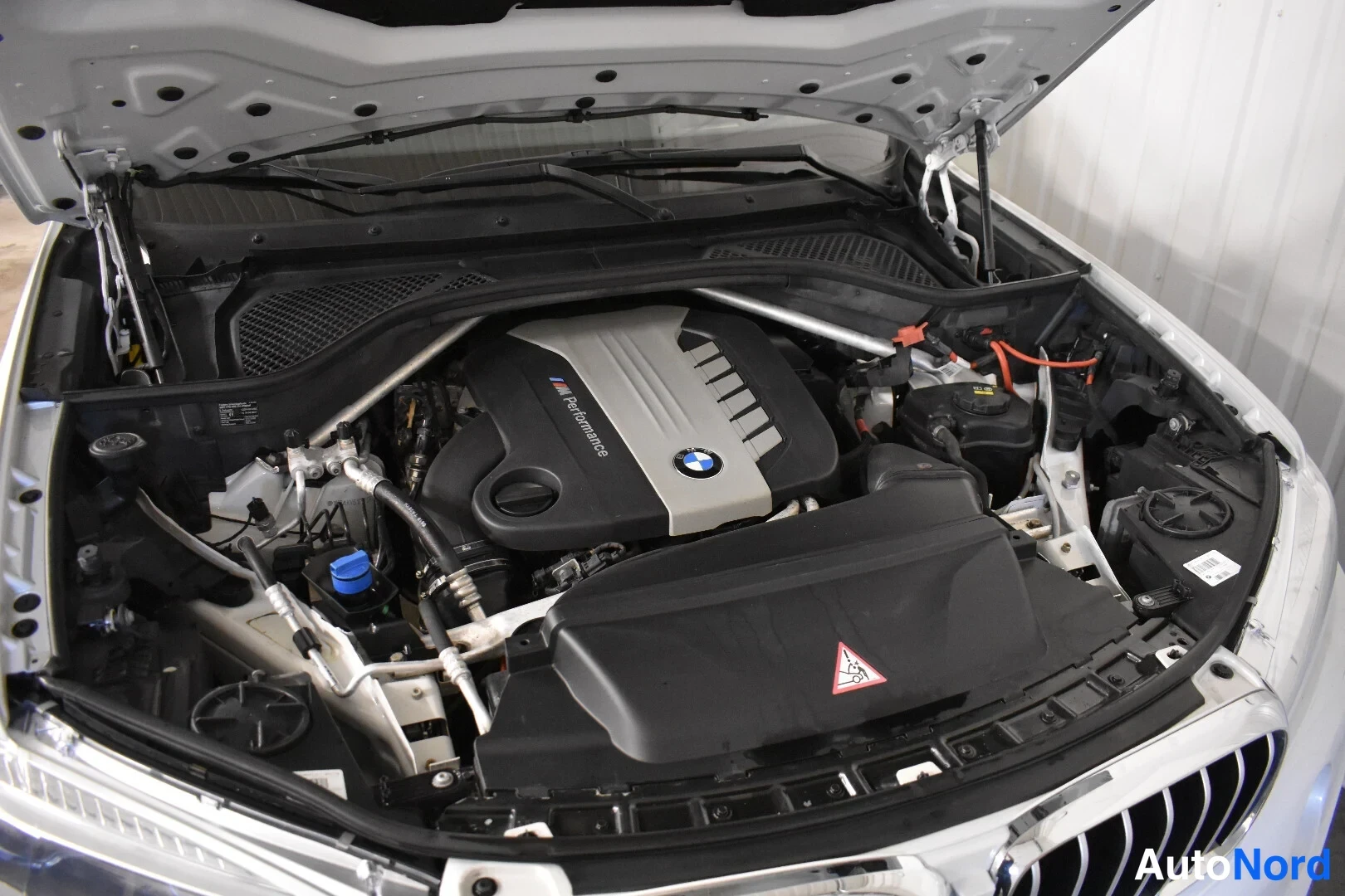 Valkoinen BMW X6 2016, moottoritila, kuva 28