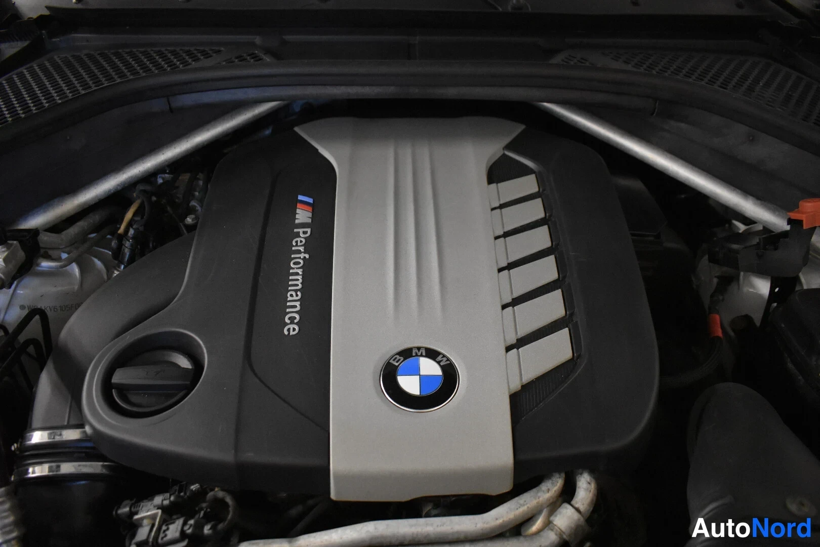 Valkoinen BMW X6 2016, moottoritila, kuva 29