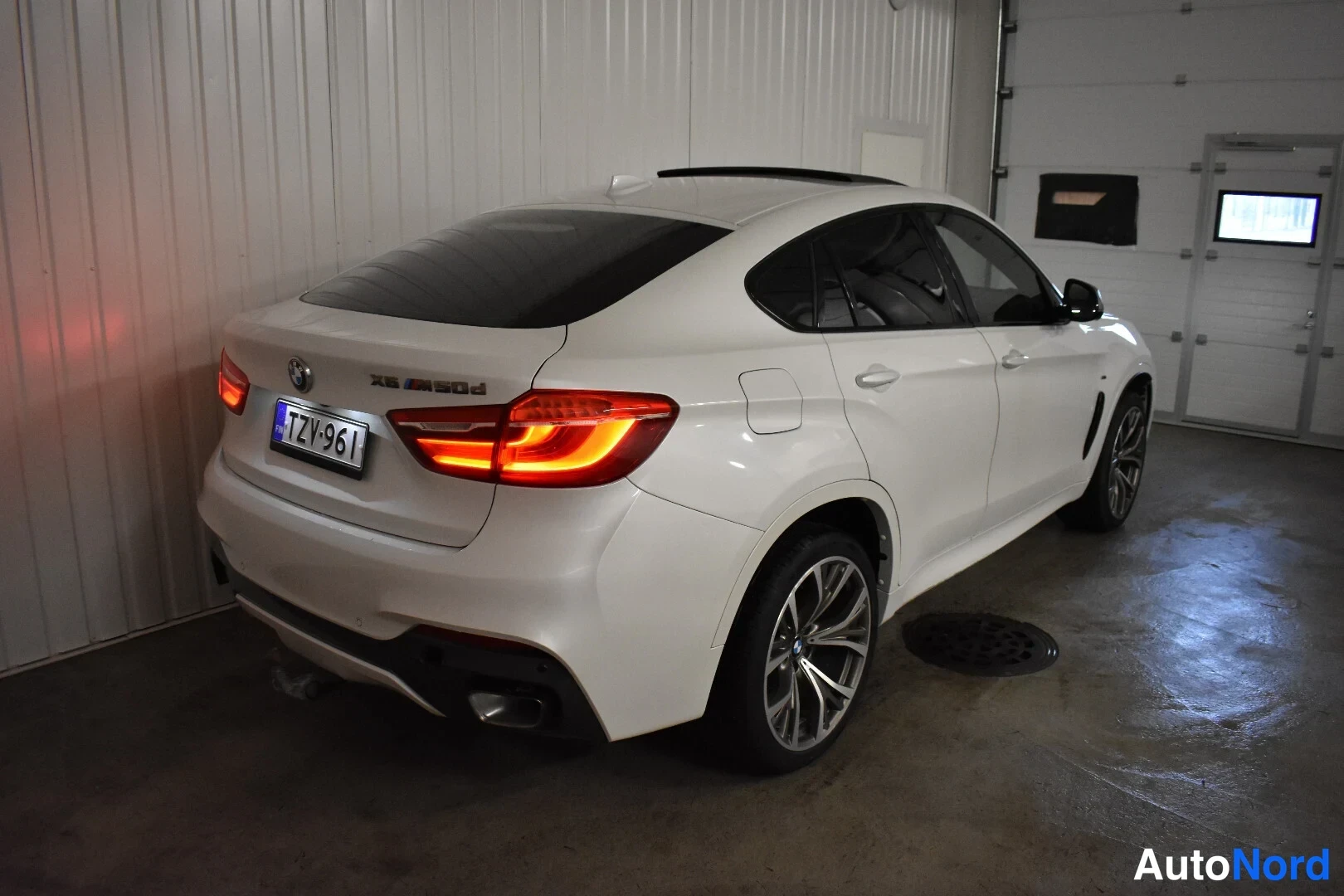 Valkoinen BMW X6 2016, takaviisto, kuva 9