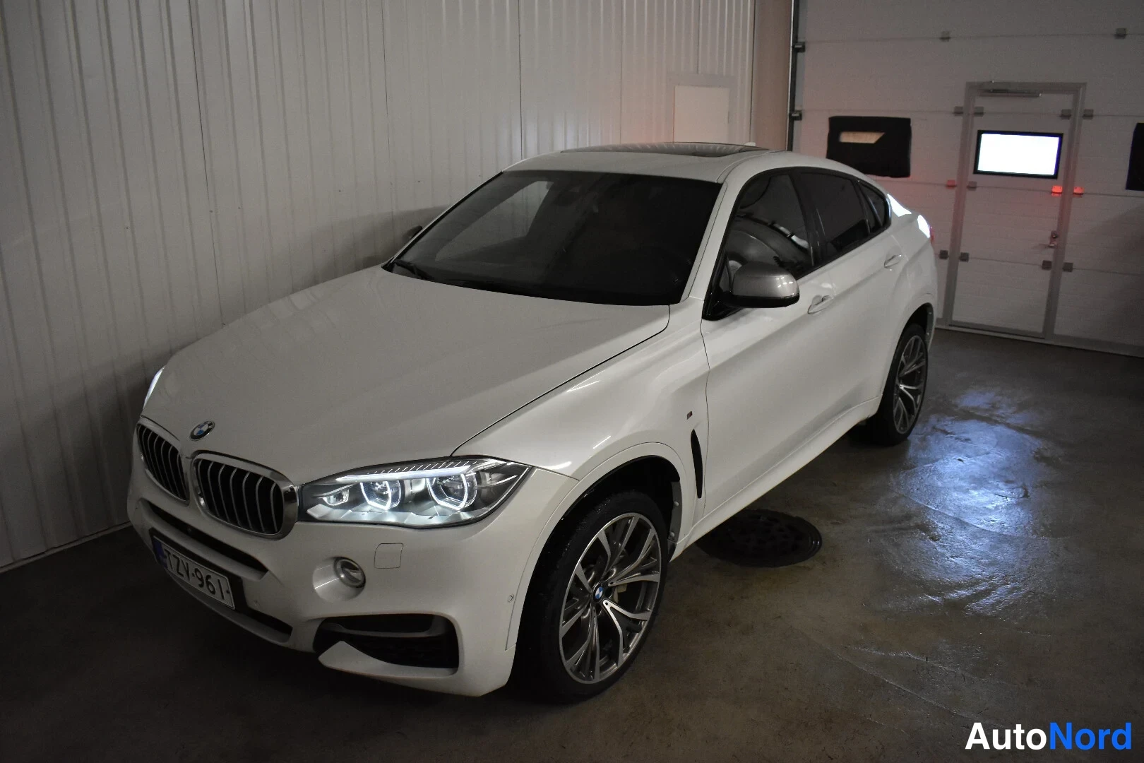 Valkoinen BMW X6 2016, etuviisto, keula vasemmalle, kuva 2