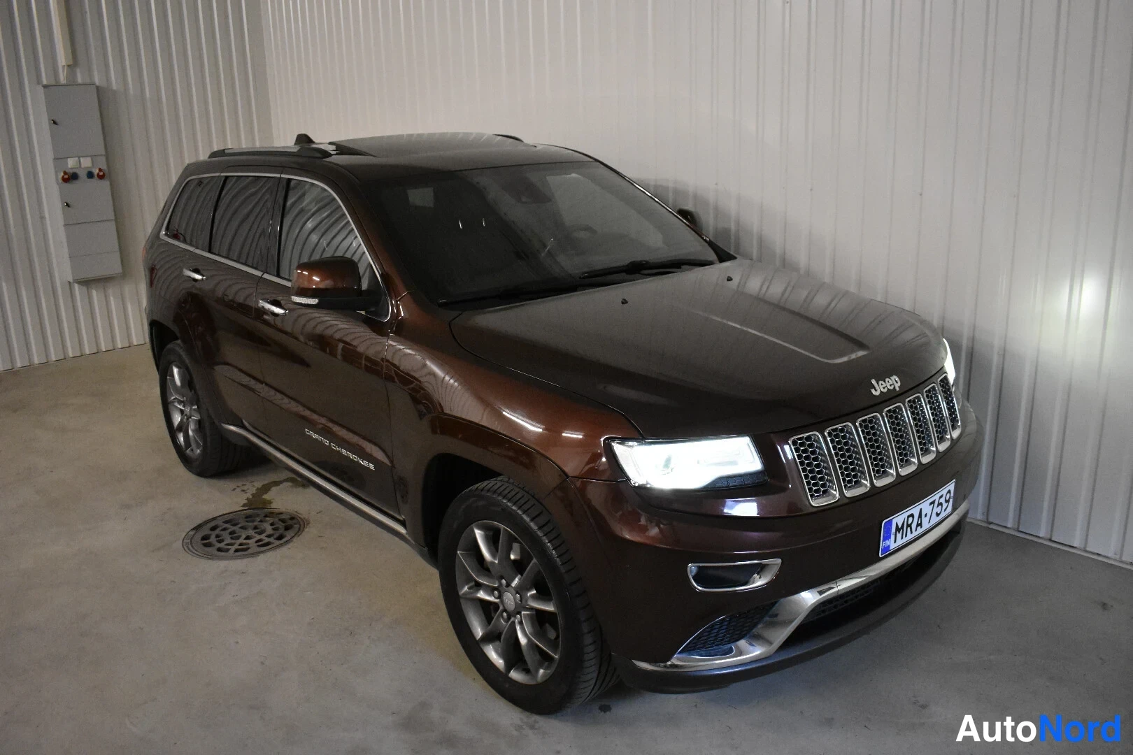 Ruskea Jeep Grand Cherokee 2014, etuviisto, keula oikealle, kuva 3
